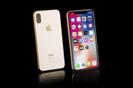 iphone xs gold classic standing e 960x640 1.jpg